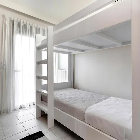 Sunny Palm Apartment