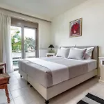 Sunny Palm Apartment